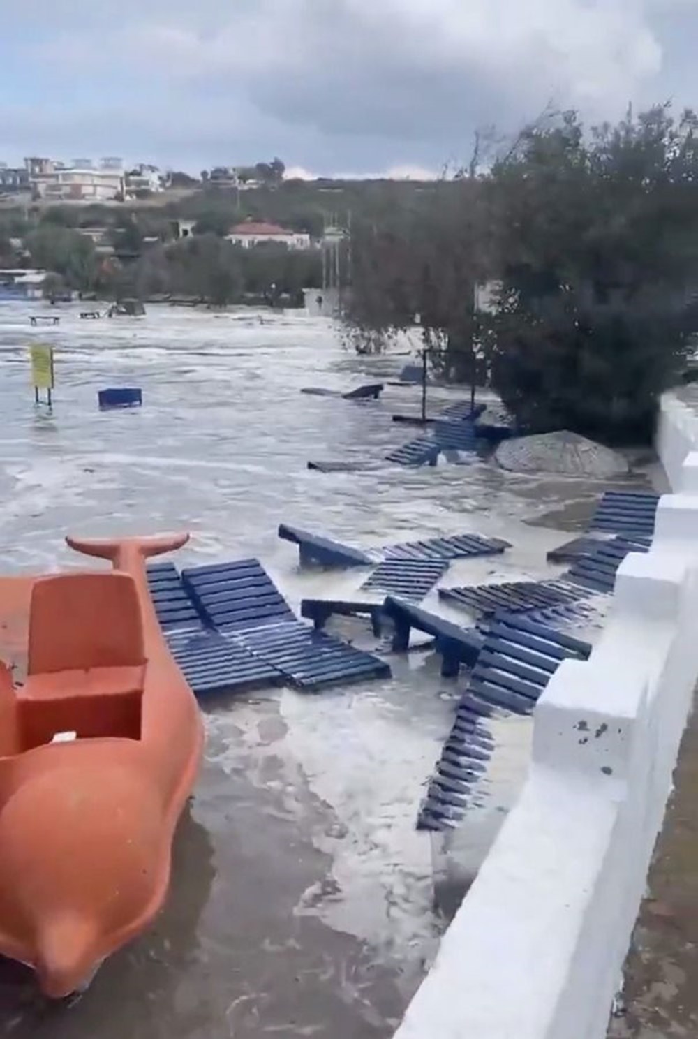 Seferihisar'da tsunami: Sokakları deniz suyu bastı - 7