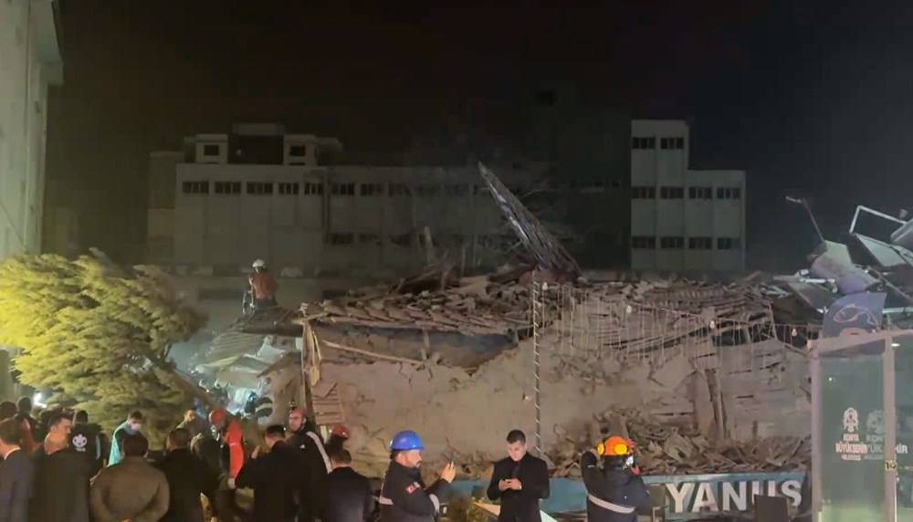 Konya'da 3 katlı bina çöktü: 5 kişiyi arama çalışması sürüyor - 4