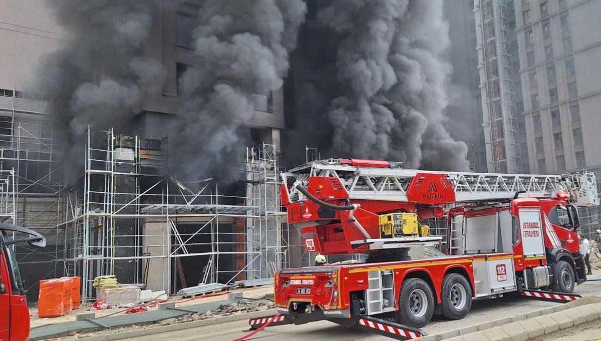Kadıköy'de 12 katlı rezidans inşaatında yangın