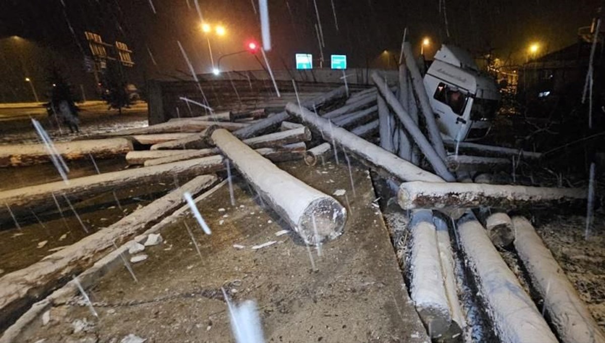 Tokat’ta tomruk yüklü TIR devrildi: Çevre yolu ulaşıma açıldı