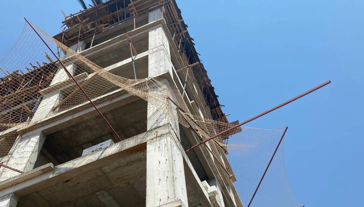 İnşaatın 8'inci katından düştü