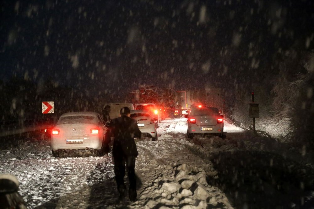 Sivas-Tokat karayolu yoğun kar yağışı dolayısıyla trafiğe kapandı - 10