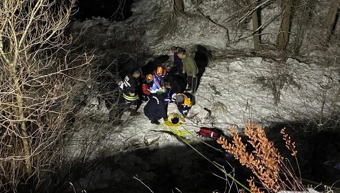 Otomobil dere yatağına devrildi: 2 yaralı