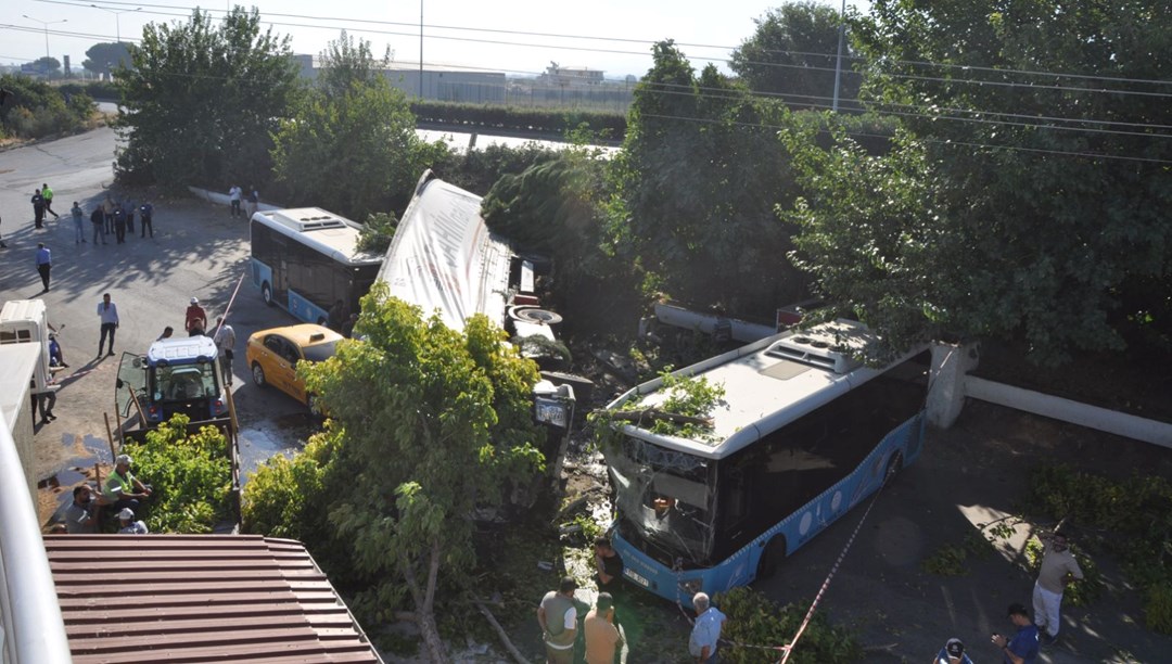 Manisa’da TIR faciası: 1 ölü, biri polis 2 yaralı