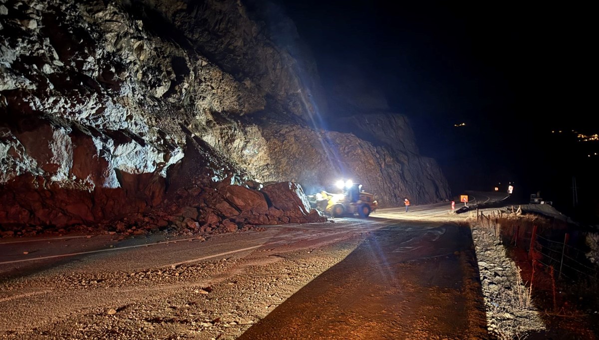 Artvin-Ardahan kara yolunda heyelan