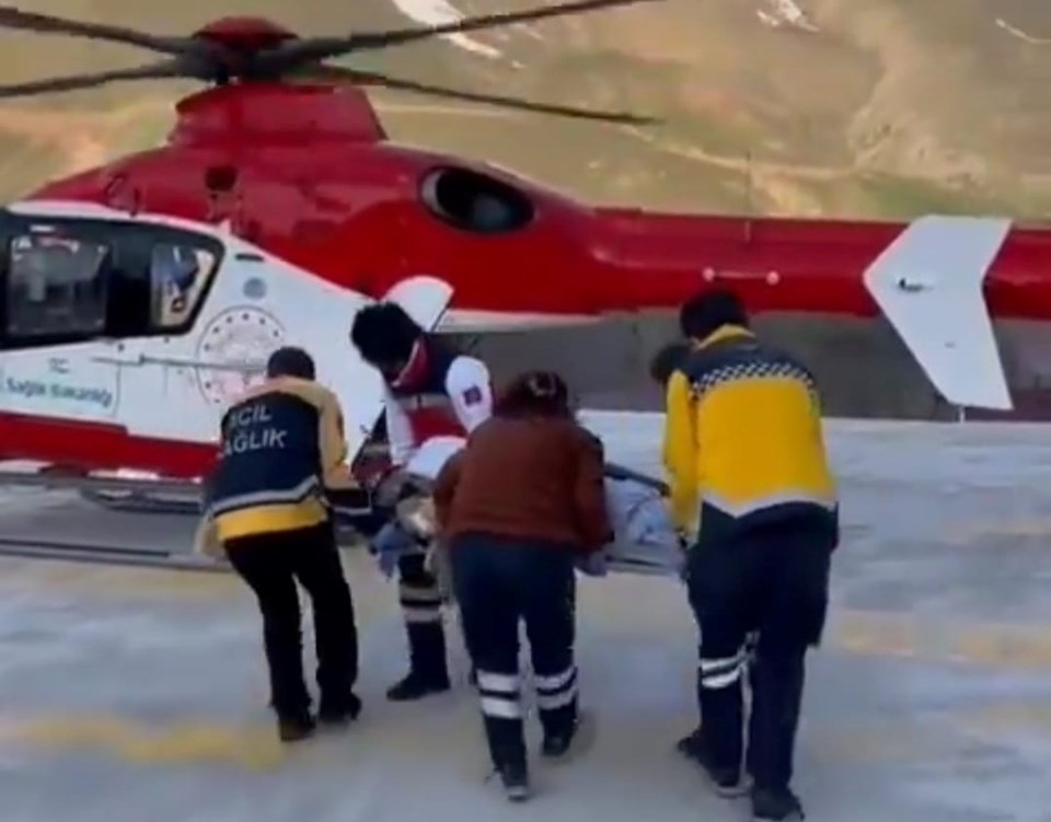 Van’da ambulans helikopter 'solunum sıkıntısı' olan hasta için havalandı - 1