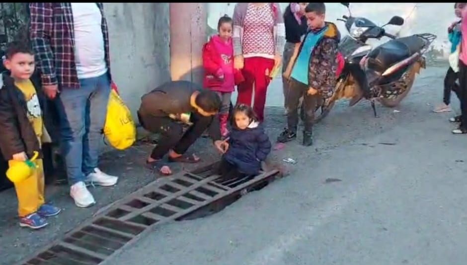 Ayağı mazgala sıkışan çocuğu, itfaiye ekipleri kurtardı