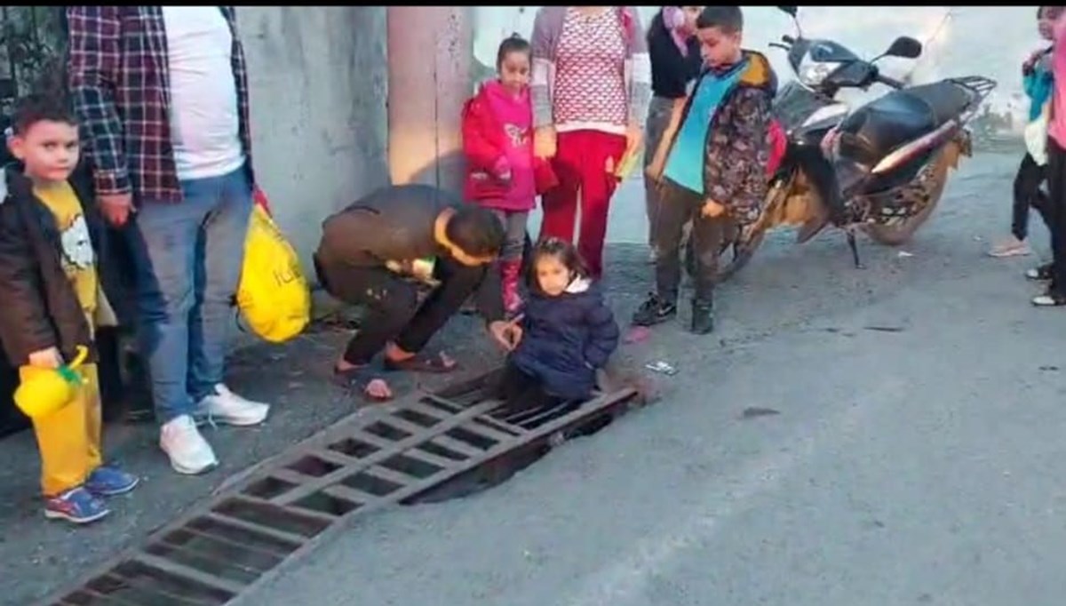 Ayağı mazgala sıkışan çocuğu, itfaiye ekipleri kurtardı Ayağı mazgala sıkışan çocuğu, itfaiye ekipleri kurtardı