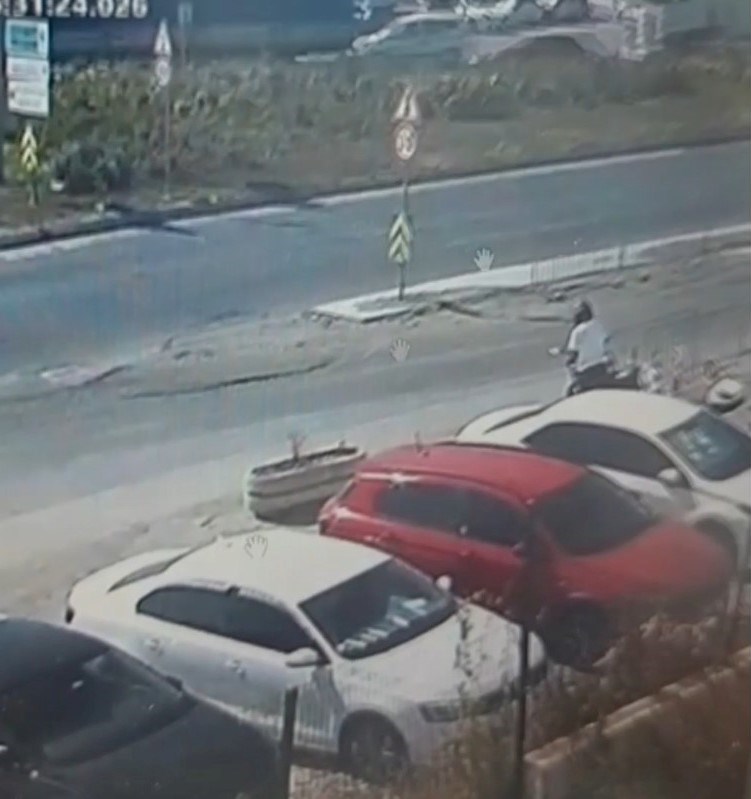 Şüphelilerin park halindeki motosikletleri çaldıkları anların güvenlik kamera görüntülerine ulaşıldı.