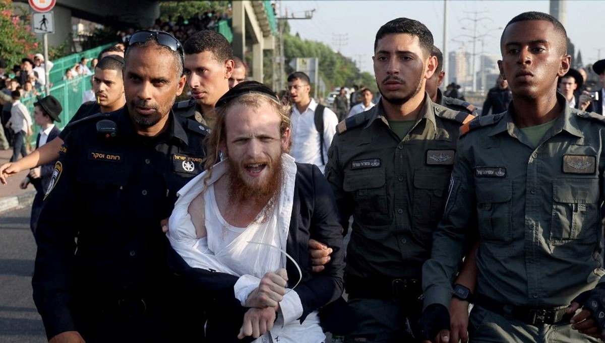 İsrail'de zorunlu askerlik: Ultra-Ortodoks Yahudiler polisle çatıştı İsrail'de zorunlu askerlik: Ultra-Ortodoks Yahudiler polisle çatıştı
