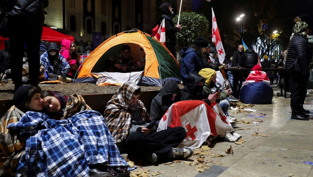"Seçimde hile yaptılar" iddiası: Muhalifler parlamento önünde çadır kurdu
