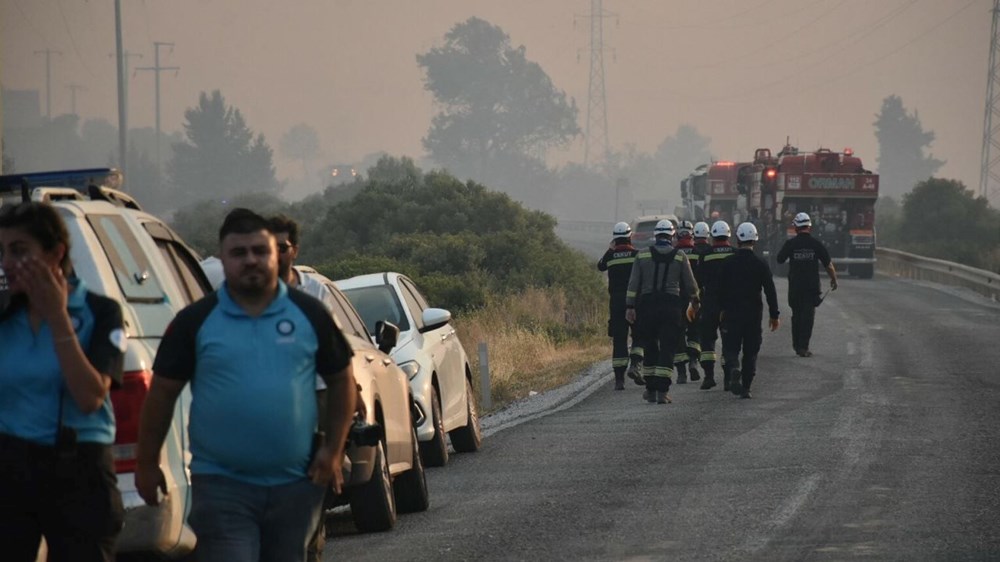 İzmir Çeşme'de orman yangını: Üç mahalle tahliye edildi, karayolu kapatıldı - 4