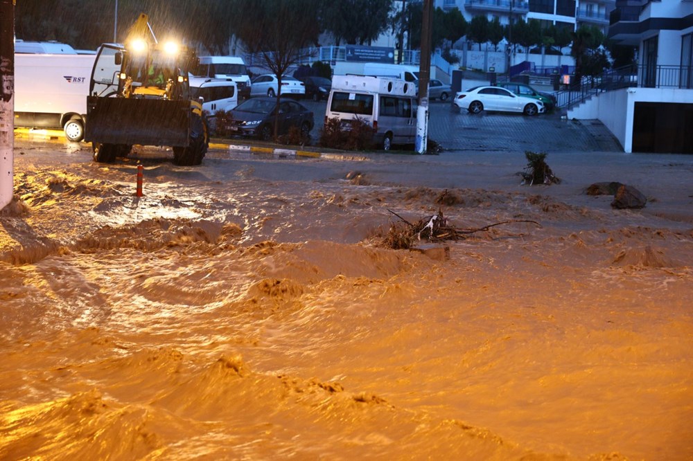 İzmir'i sel vurdu: 2 can kaybı - 13