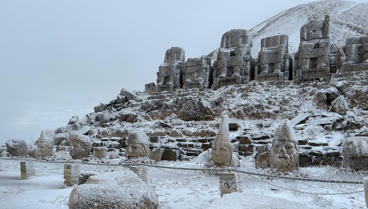 Nemrut Dağı'na yılın ilk karı yağdı