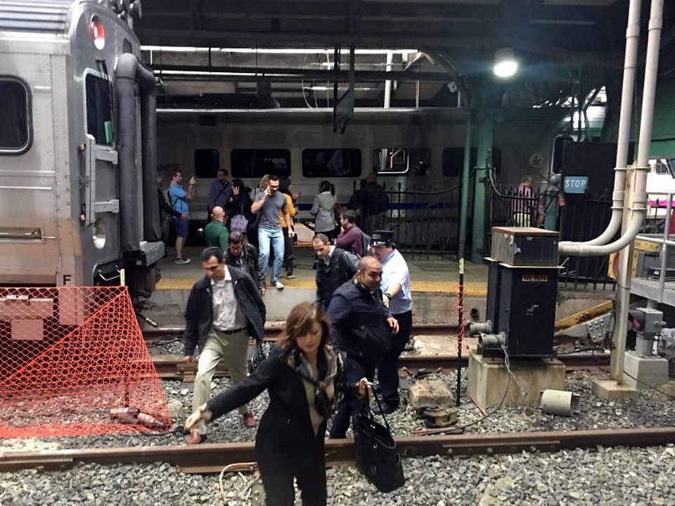ABD'de tren istasyona çarptı: 1 ölü, 100 yaralı - 1