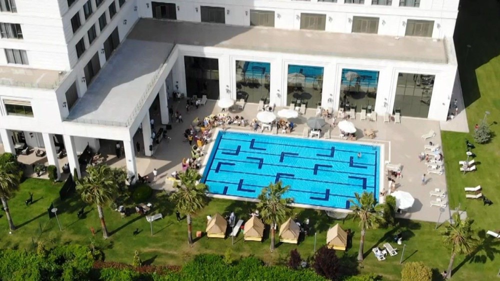 Pendik’te havuz başında maskesiz ve mesafesiz parti - 6