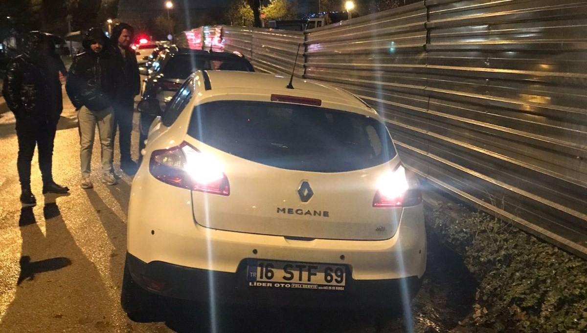 Bursa'da yağış sonrası yol çöktü: 4 araç hasar gördü