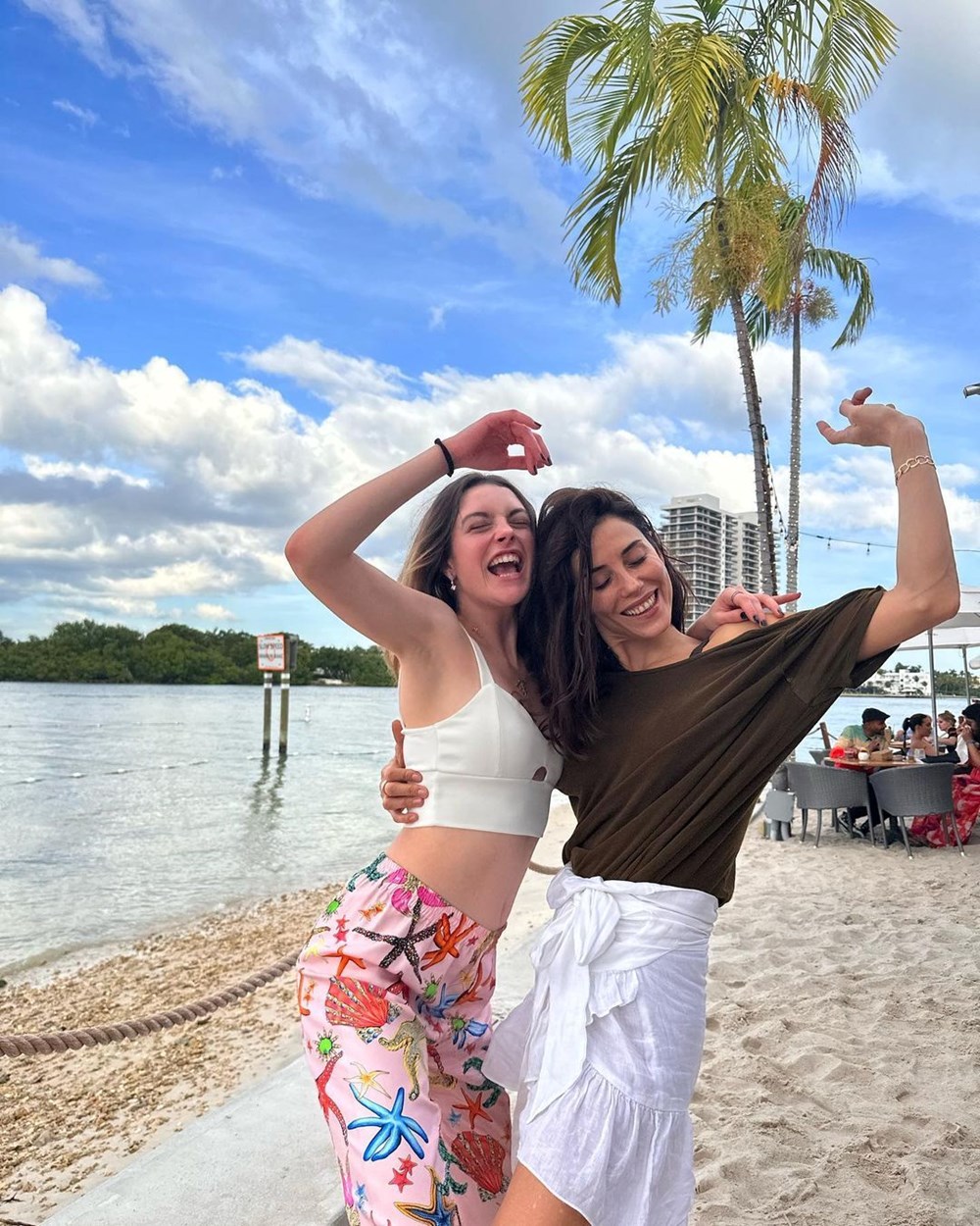 Cansu Dere ile Melis Sezen Miami'de tatilde - 2