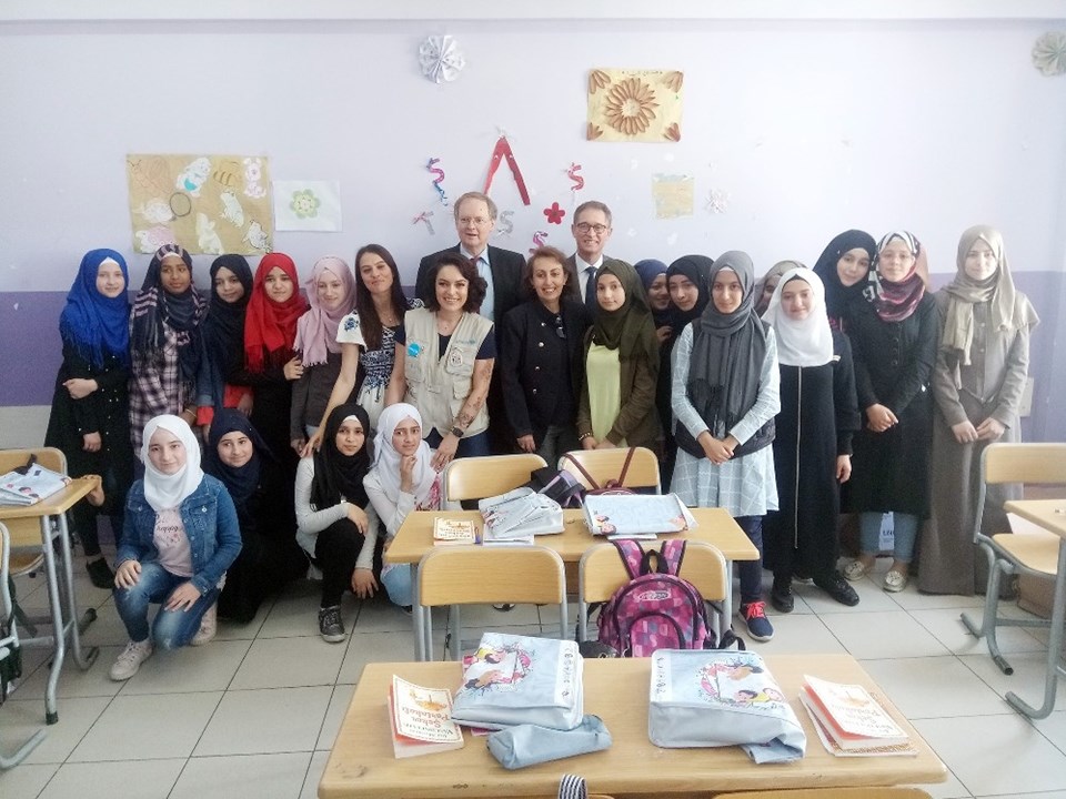 Ezgi Mola mülteci çocukların eğitim gördüğü okulu ziyaret etti - 1