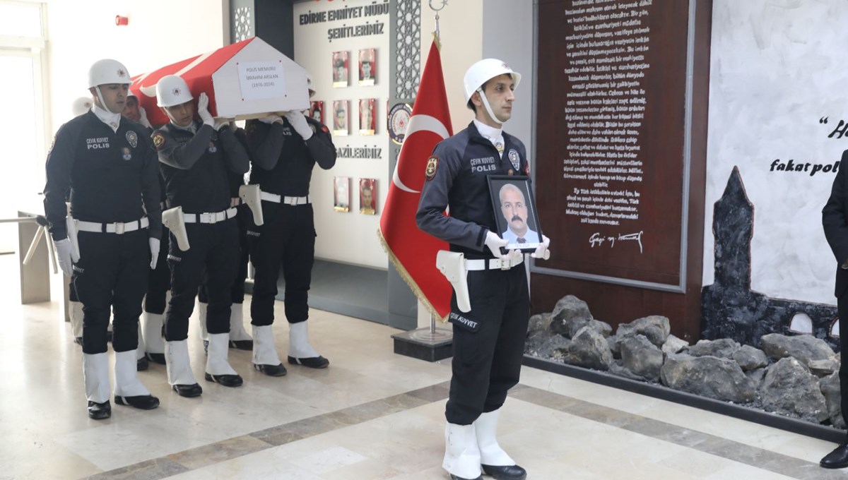 Edirne'de hayatını kaybeden polis memuru toprağa verildi Edirne'de hayatını kaybeden polis memuru toprağa verildi