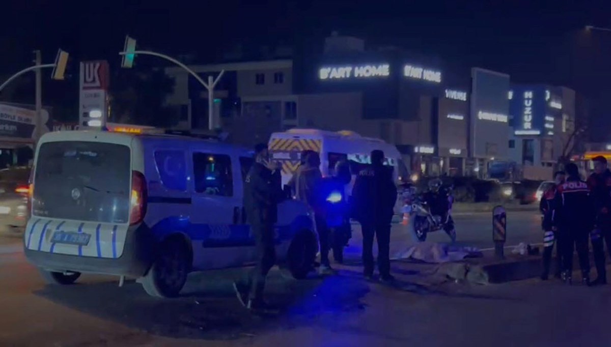 İzmir’de yolun karşısına geçen çifti kaza ayırdı: 1 ölü, 1 yaralı İzmir’de yolun karşısına geçen çifti kaza ayırdı: 1 ölü, 1 yaralı