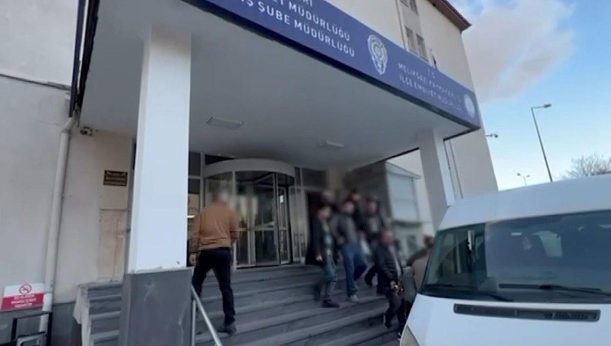 Kayseri'de aranan şüphelilere operasyon: 15 gözaltı Kayseri'de aranan şüphelilere operasyon: 15 gözaltı