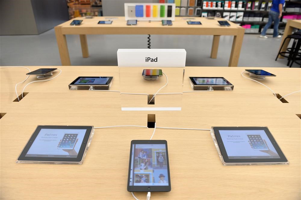 Apple shop ipad. Apple IPAD Store. Apple Store Table. Apple Store IPAD Case выставка. Аксессуары для столов в Apple Store.