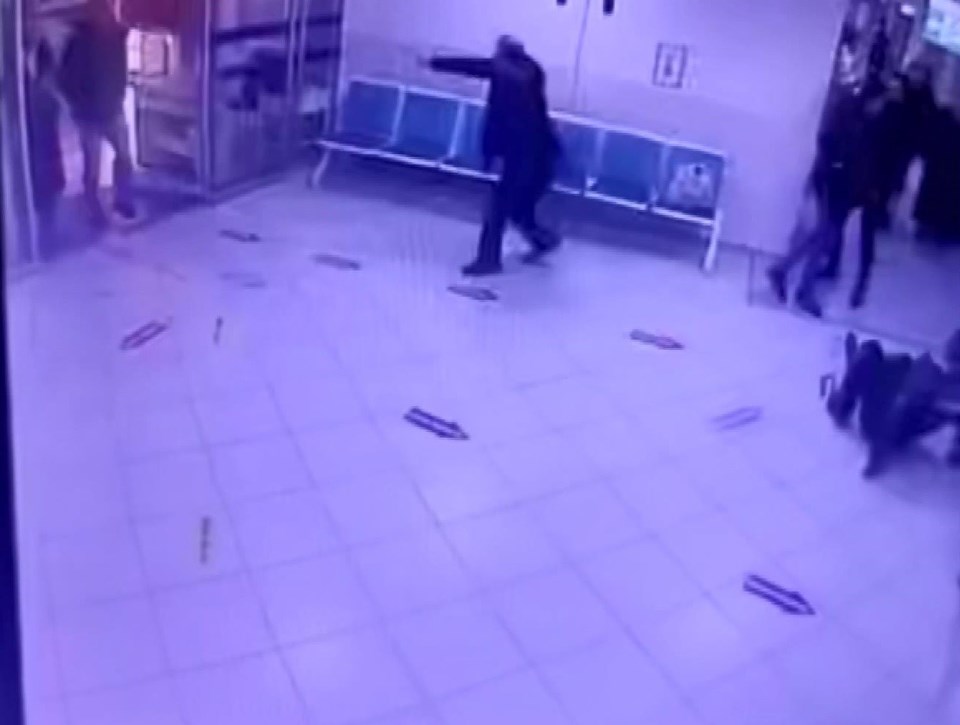 'Aracını çek' diyen hastane görevlisini yumrukla yere serdi - 2