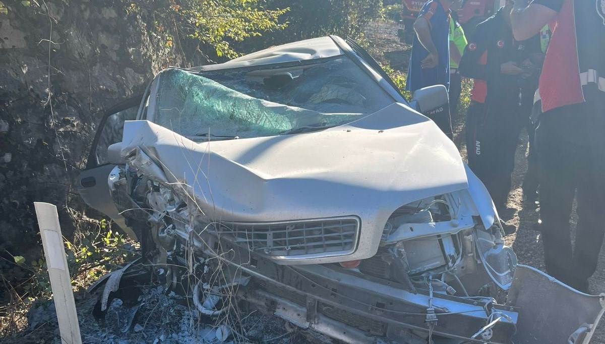 Adıyaman'da kontrolden çıkan otomobil duvara çarptı