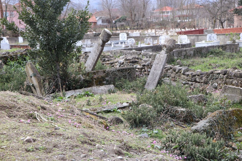Tarihi Paşa Mezarlığı'nı defineciler talan etti - 5