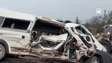 Kırklareli’nde fabrika servisine tren çarptı: İki yaralı