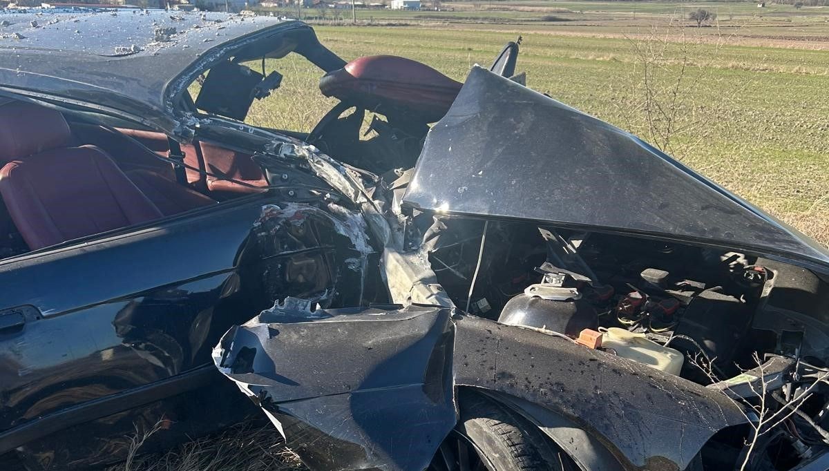 Hurdaya dönen araçtan sağ çıktılar Hurdaya dönen araçtan sağ çıktılar