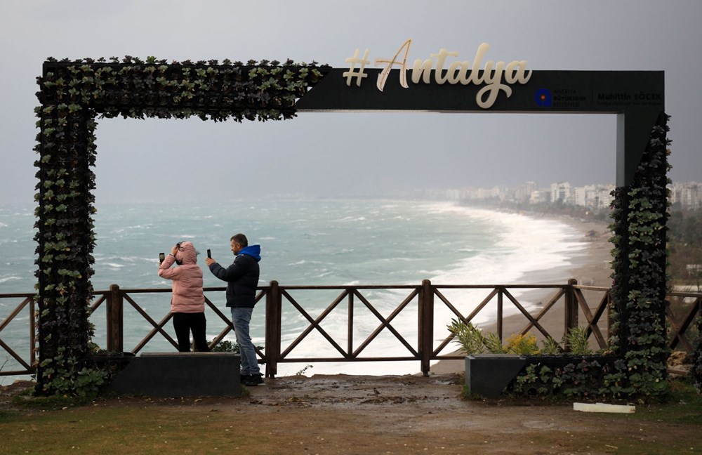 Antalya'yı fırtına vurdu: Dev dalgalar oluştu, ağaçlar devrildi - 4