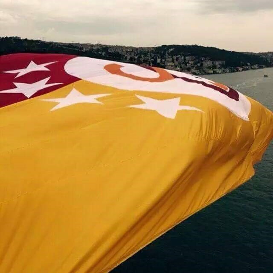 Galatasaray'ın 4 yıldızlı bayrağı Boğaz'a asıldı - 1
