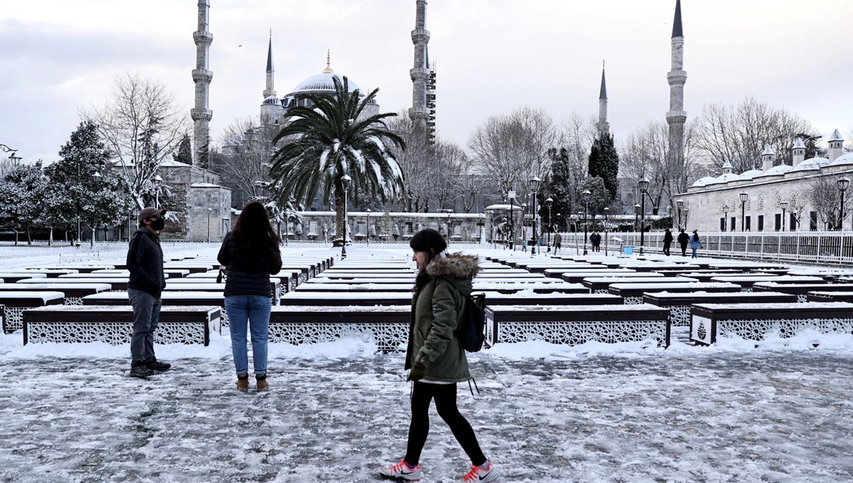 İstanbul'da İzlanda kışı: Boğaz'da gemi trafiği çift yönlü askıya alındı