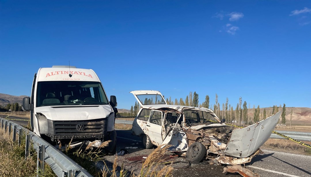 Sivas'ta minibüs ile otomobil çarpıştı: 1 ölü, 3 yaralı