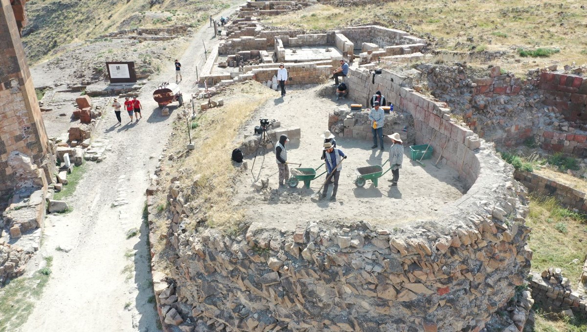 Ani'nin saklı tarihinin gün yüzüne çıkarılması için 5 noktada kazı yapılıyor Ani'nin saklı tarihinin gün yüzüne çıkarılması için 5 noktada kazı yapılıyor