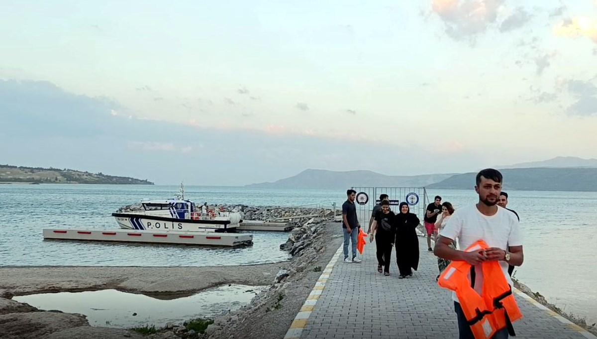 Van Gölü’nde deniz bisikletiyle açığa sürüklenen 10 kişiyi deniz polisi kurtardı