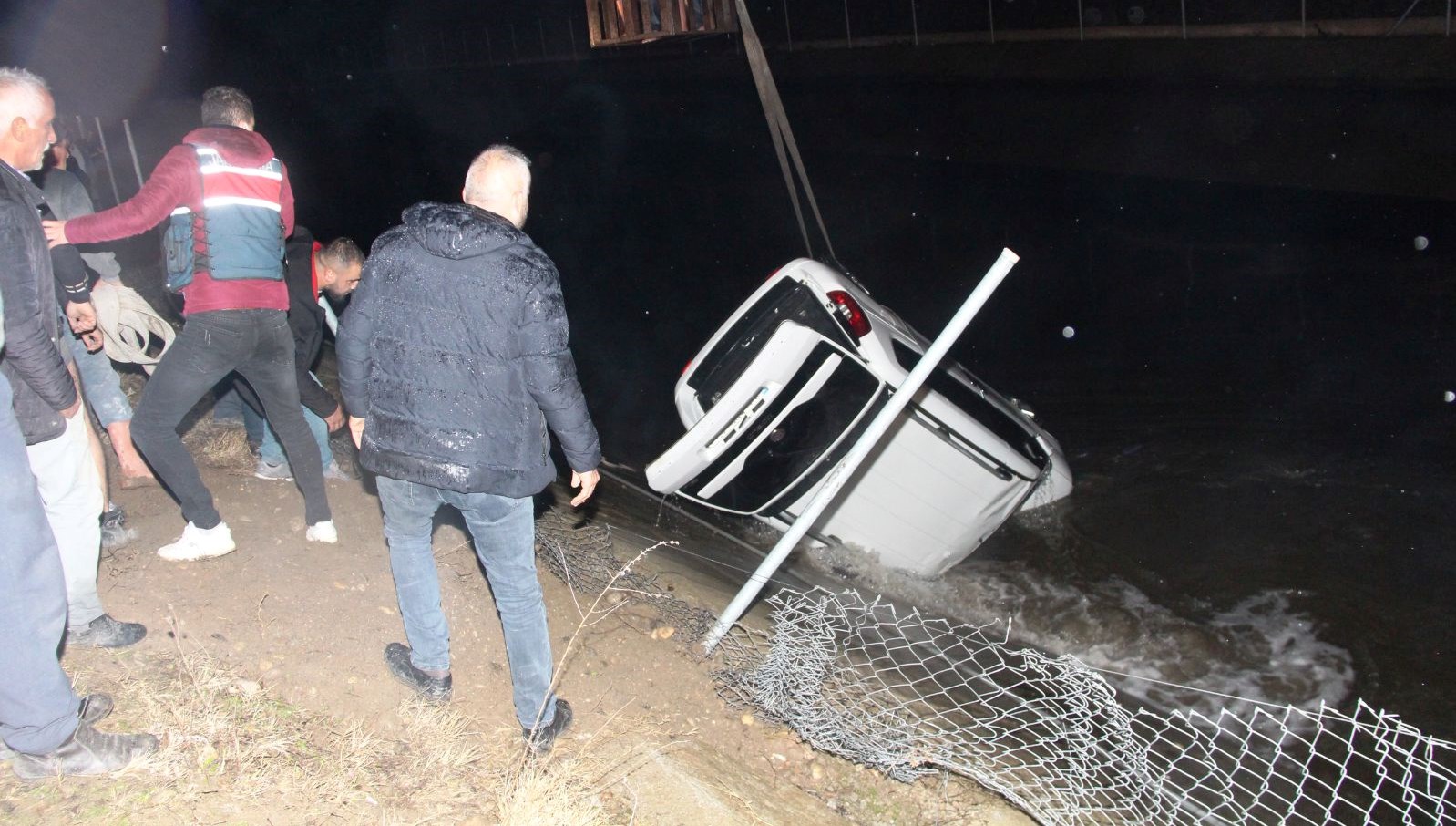 Kanala düşen araçtaki 2 kişi ile 1 kurtarma personeli öldü