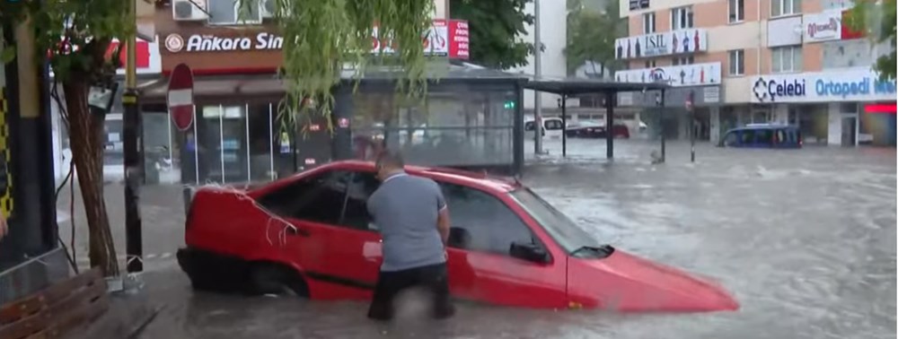 Ankara'da şiddetli yağış: Caddeler göle döndü, araçlar sürüklendi - 1