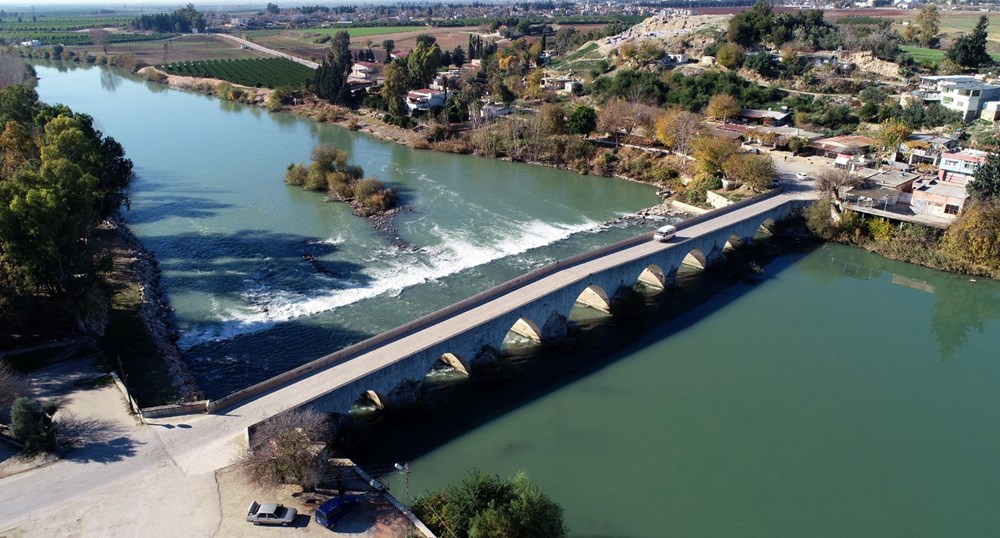 Misis Köprüsü’ne sprey boya ile yazı yazdılar - 10