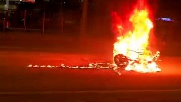 Diyarbakır'da kaza: Motosiklet alev aldı