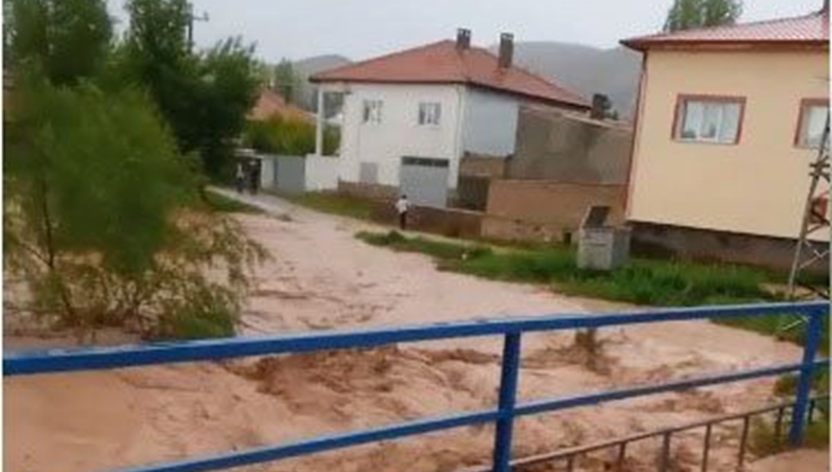 Sağanak sele neden oldu: Evleri su bastı