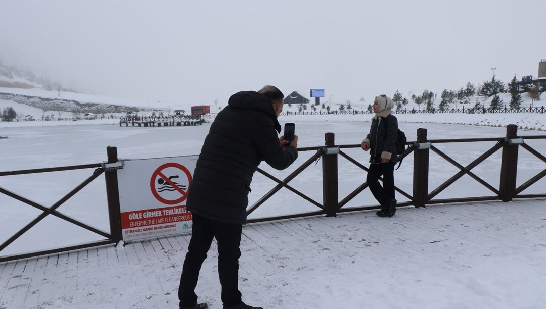 Göl yüzeyi buz tutunca fotoğraf tutkunları oraya akın etti