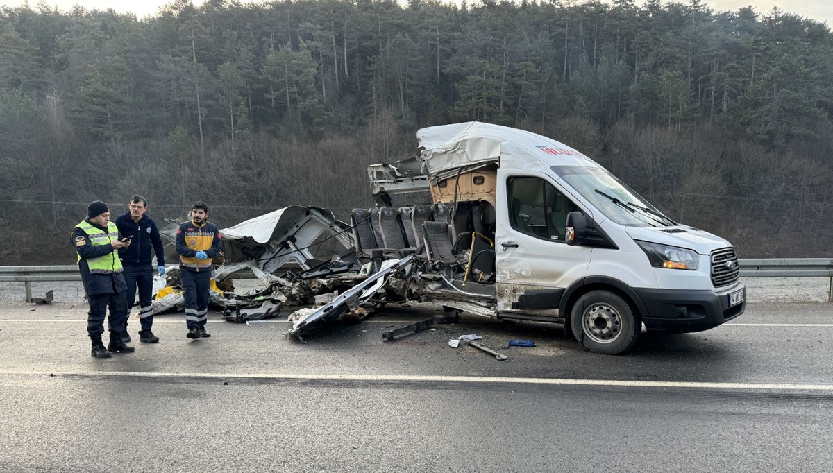 Kamyon ile minibüs çarpıştı: 1 kişi öldü, 4 kişi yaralandı