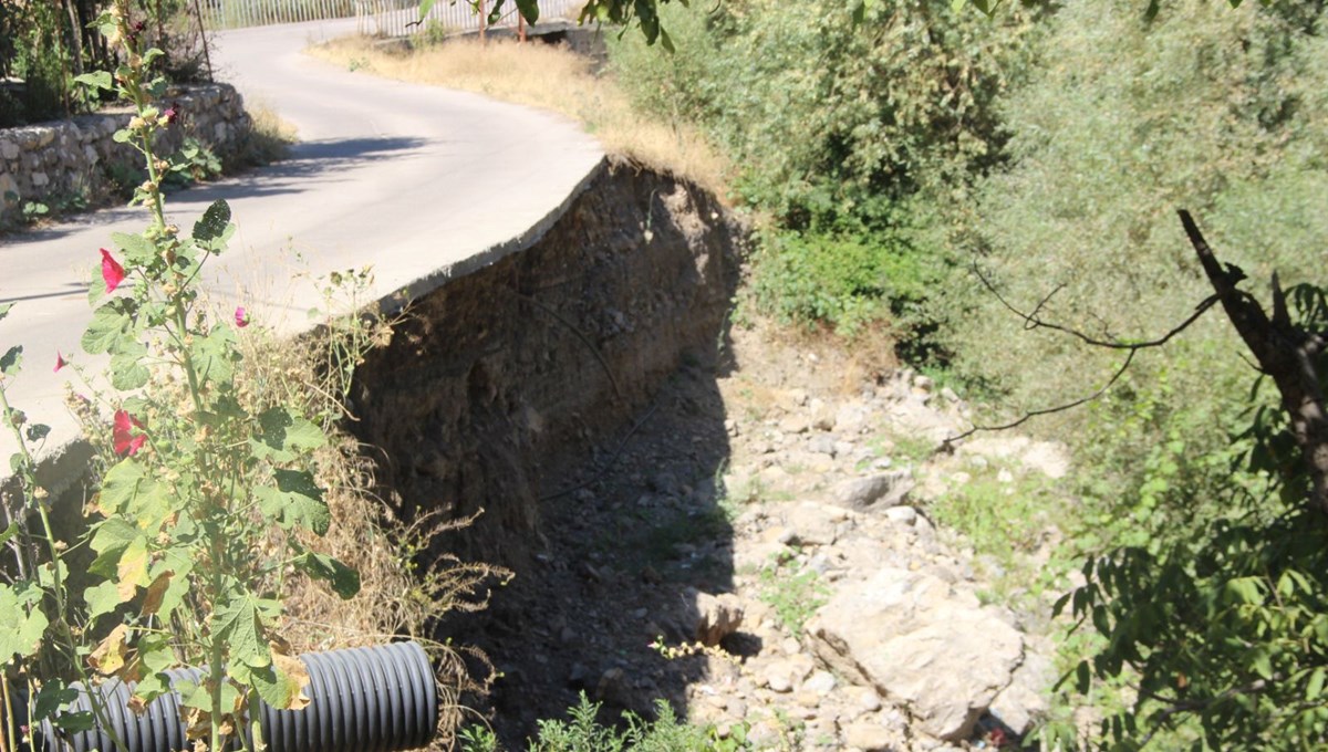 Şırnak'ta akarsu toprağı aşındırdı! Köy yolu havada kaldı Şırnak'ta akarsu toprağı aşındırdı! Köy yolu havada kaldı