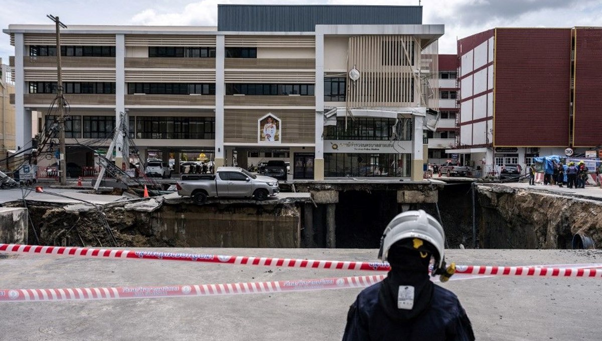 Tayland'da devasa çöküntü oluştu: Elektrik direkleri içine düştü