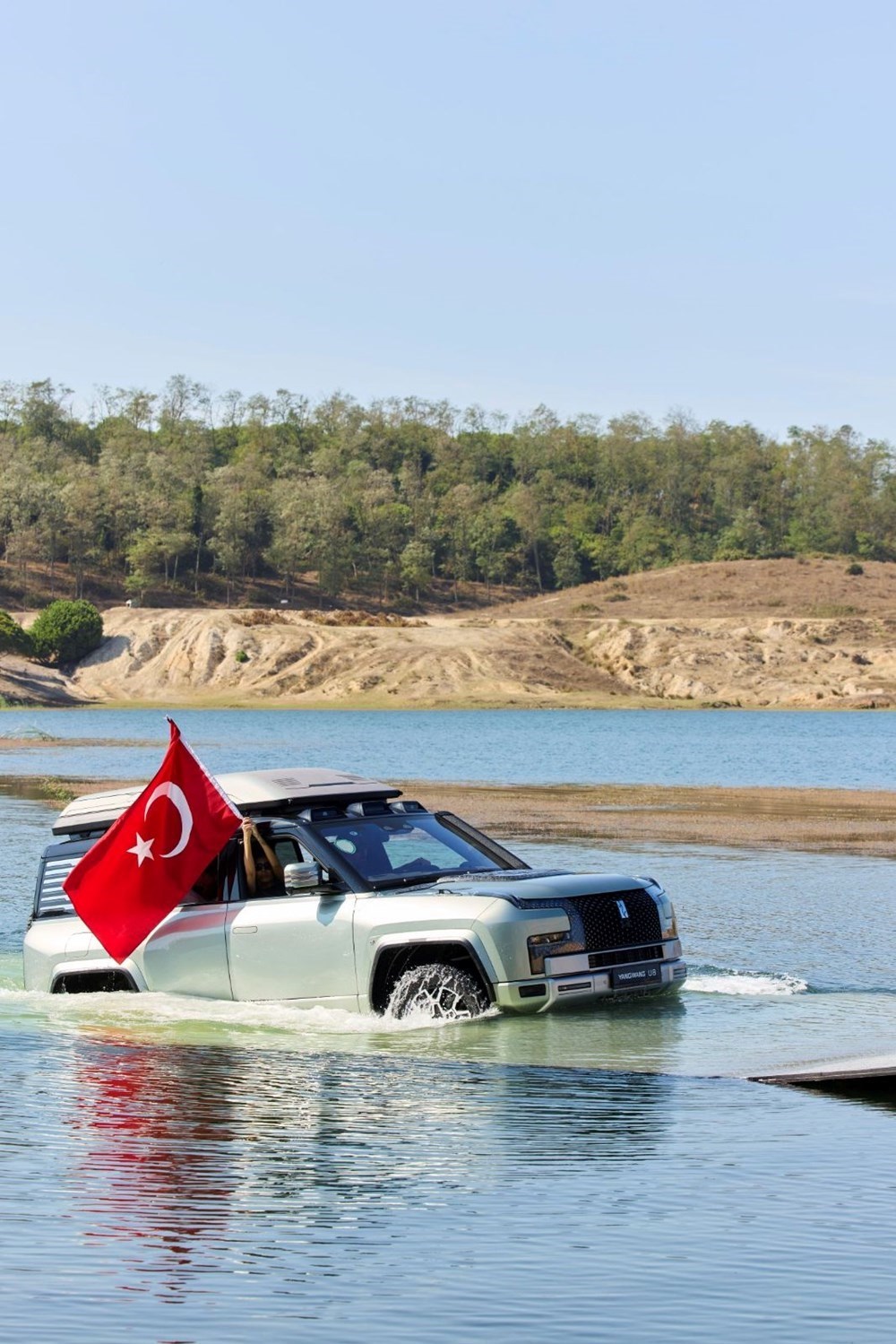 Suda giden BYD YANGWANG U9
