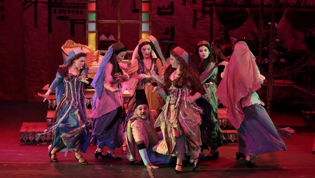 İzmir Devlet Tiyatrosu ‘Şerbet Hanım’ın Deli Aşkları’nı müzikli oyunla anlatıyor