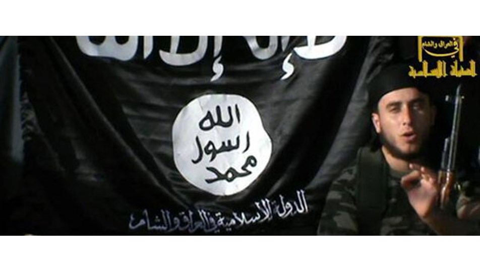 Террористы на фоне флага игил. Флаг ИГИЛ. Флаг Исламского государства. Флаг террористов.